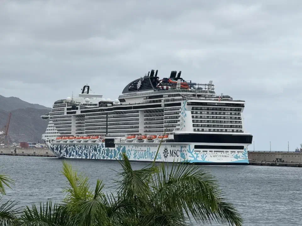 Die MSC Euribia im Hafen von Santa Cruz de Tenerife - ein beeindruckender Anblick vor der Kulisse der Kanaren