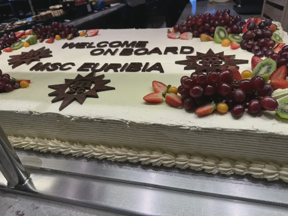 Zur Begrüßung an Bord gab es im Buffet-Restaurant diese dekorierte Torte - ein süßer Auftakt unserer Reise mit der MSC Euribia