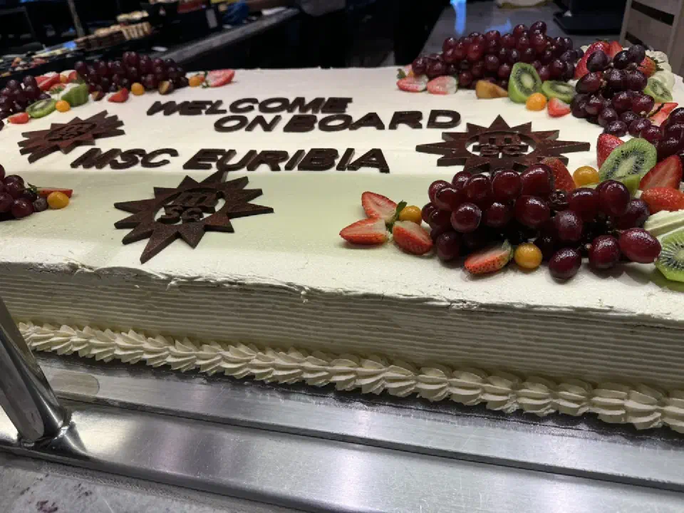 Zur Begrüßung an Bord gab es im Buffet-Restaurant diese dekorierte Torte - ein süßer Auftakt unserer Reise mit der MSC Euribia
