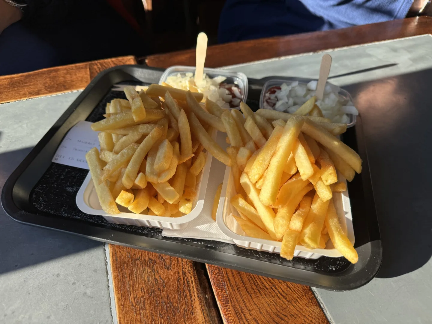Belgische Pommes mit Spezialsauce.