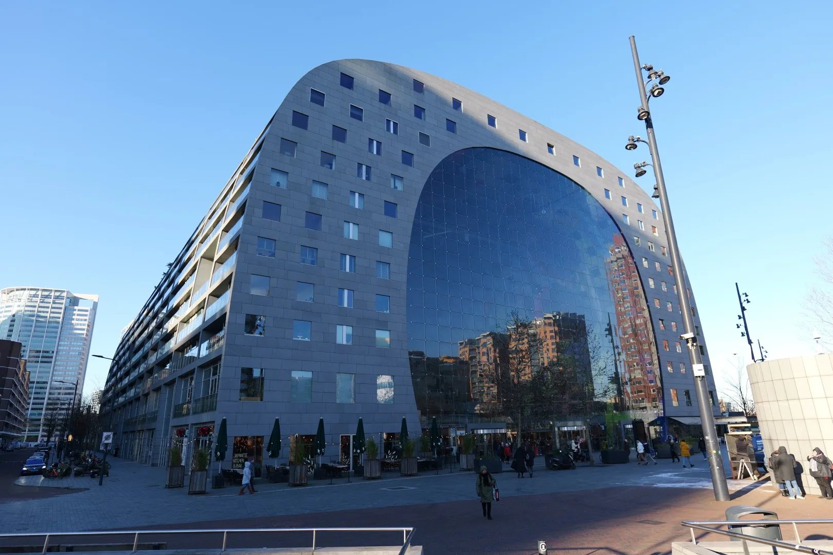 Die Markthal in Rotterdam - eine spektakuläre Kombination aus Markthalle, Wohnungen und gigantischem Kunstwerk.