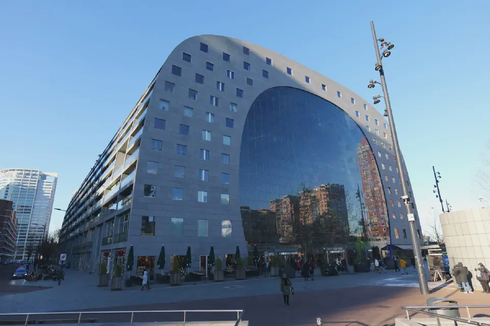 Die Markthal in Rotterdam - eine spektakuläre Kombination aus Markthalle, Wohnungen und gigantischem Kunstwerk.