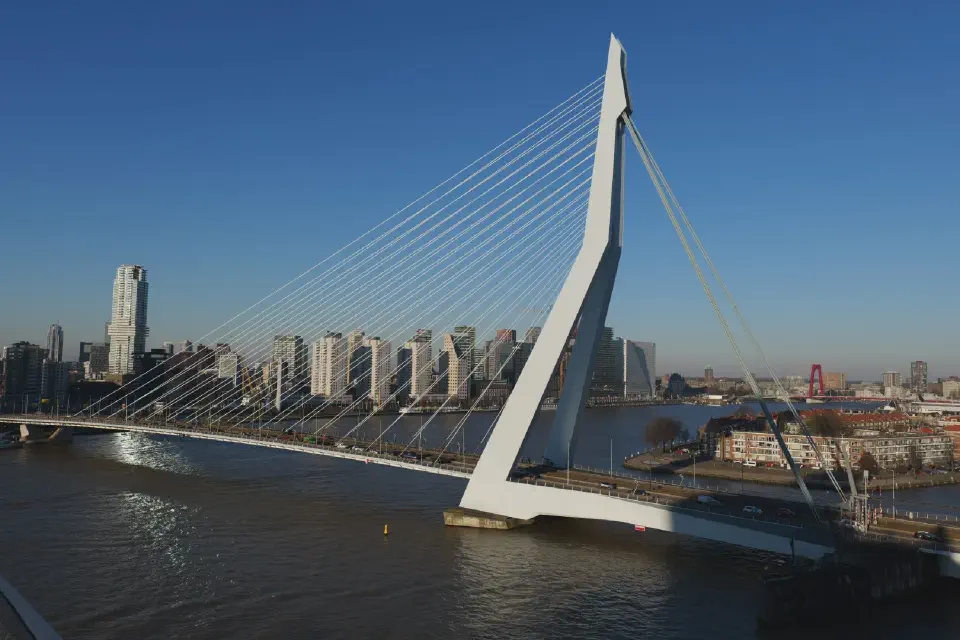 Die Erasmusbrücke - Rotterdams eleganter 'Schwan' über die Maas.