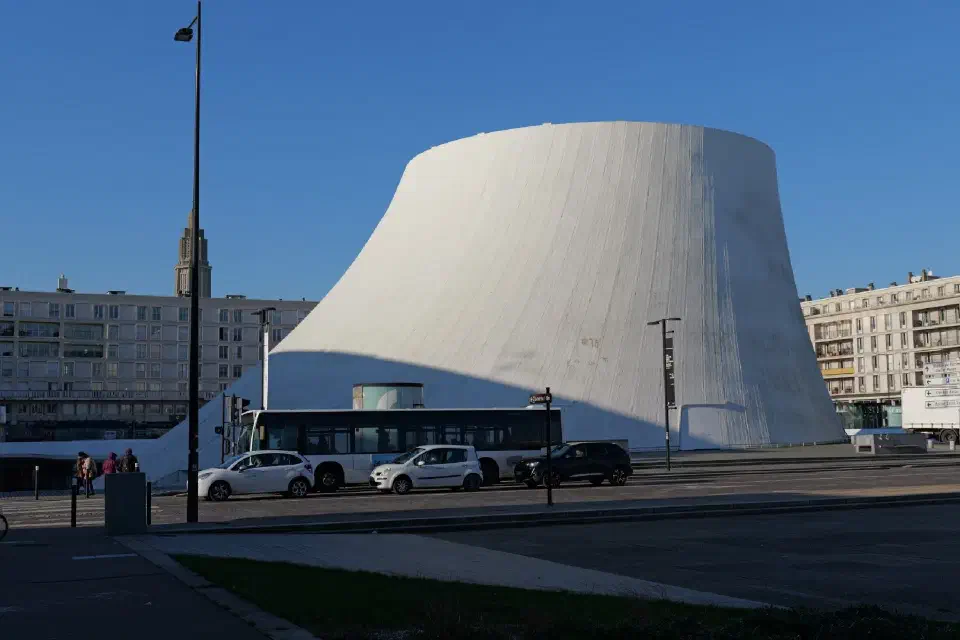 Volcano in Le Havre - das futuristische Kulturzentrum von Oscar Niemeyer, ein Wahrzeichen des modernen Wiederaufbaus der Stadt.