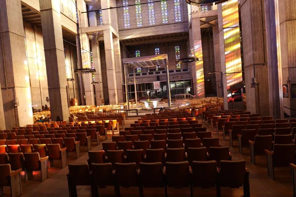 Innenraum der St.-Josef-Kirche in Le Havre - farbiges Licht strömt durch hunderte Glasfenster.