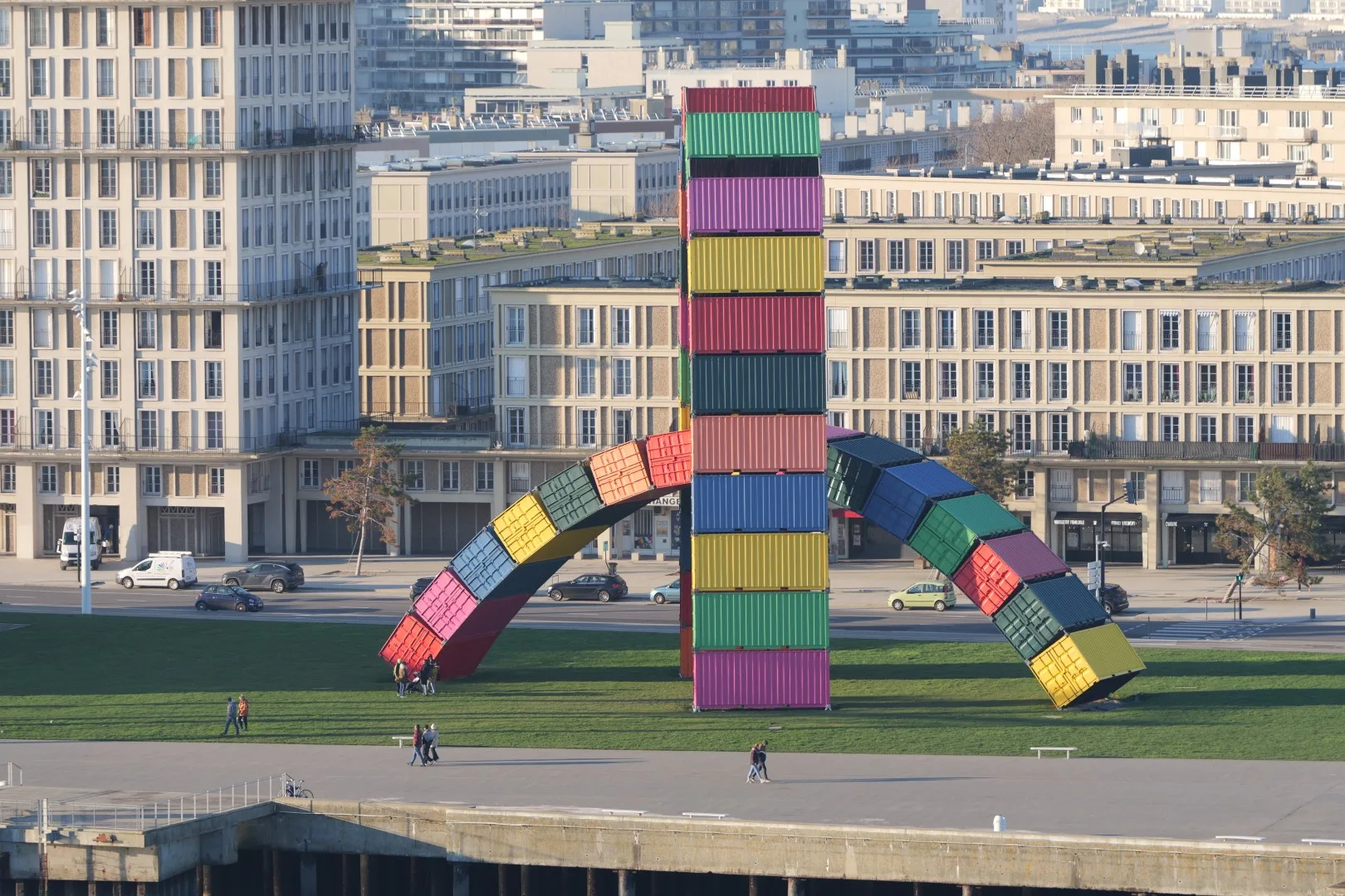 Farbenfrohes Wahrzeichen von Le Havre: Die Skulptur 'Catène de Containers' aus bunt gestapelten Schiffscontainern.