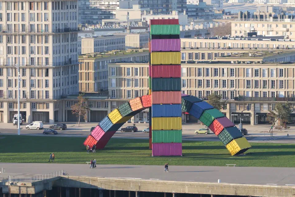 Farbenfrohes Wahrzeichen von Le Havre: Die Skulptur 'Catène de Containers' aus bunt gestapelten Schiffscontainern.