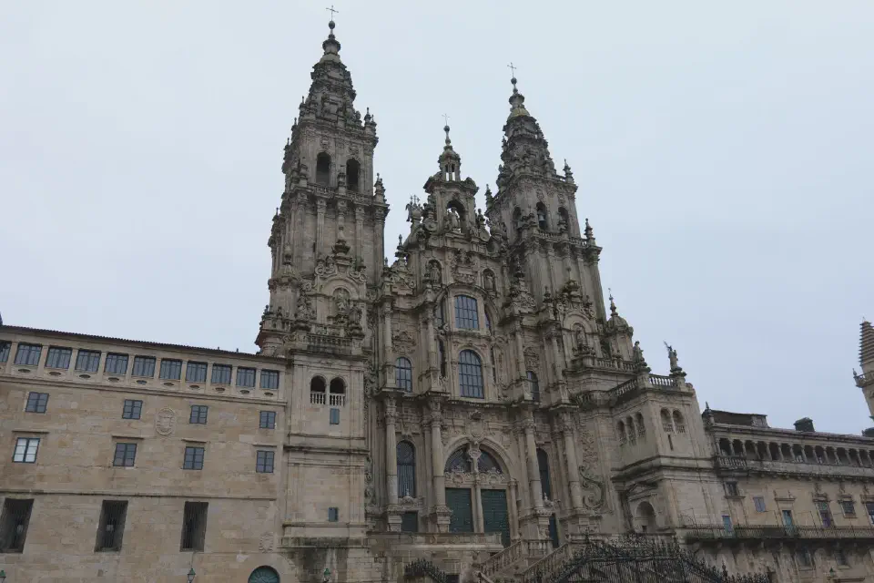 Die imposante Kathedrale von Santiago de Compostela - seit Jahrhunderten das Ziel von Pilgern aus aller Welt und Herzstück des Jakobswegs.