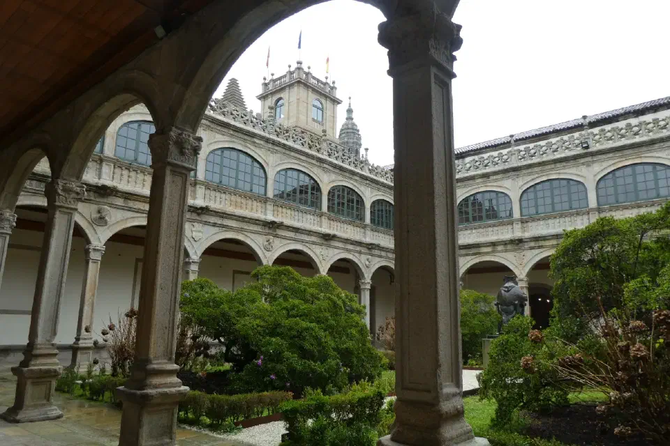 Der Kreuzgang der Universität von Santiago de Compostela - ein stiller Rückzugsort mitten in der lebendigen Pilgerstadt.