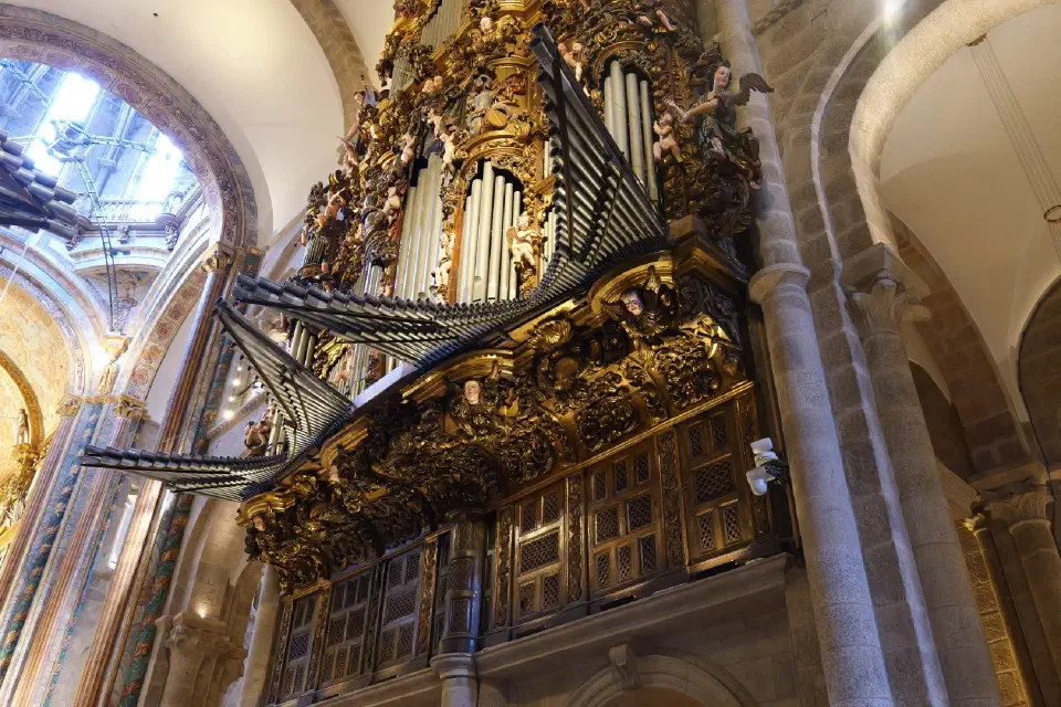Die reich verzierte Orgel der Kathedrale von Santiago de Compostela - ein barockes Kunstwerk voller Details und Symbolik.