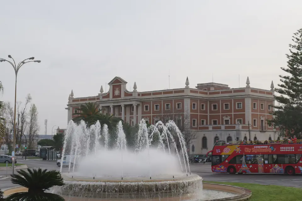 Der Plaza de Sevilla mit dem Zollgebäude und dem Hop-On-Hop-Off-Bus - ein guter Ausgangspunkt für eine Erkundung von Cádiz.