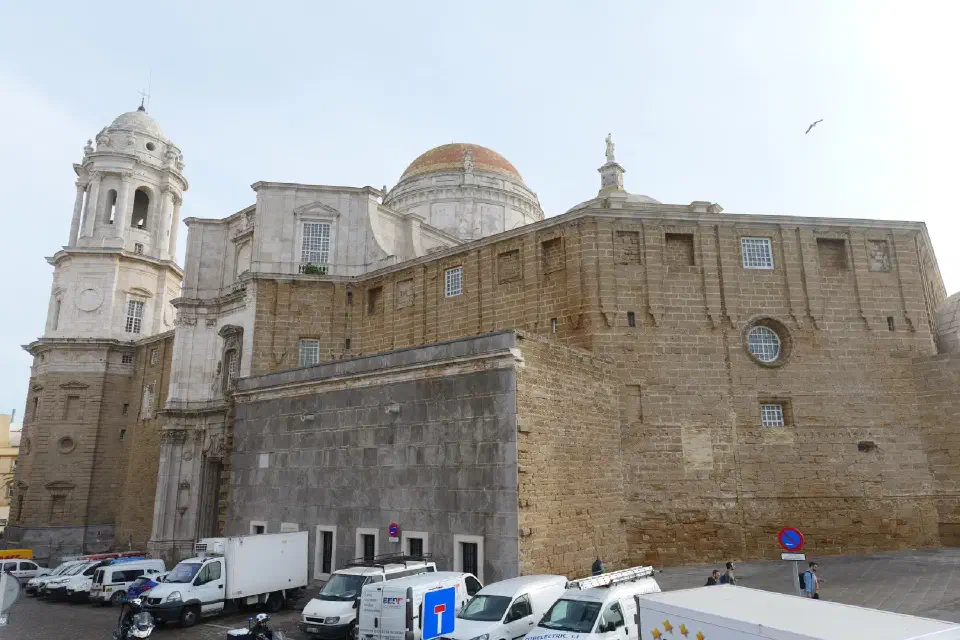 Die Kathedrale von Cádiz - von der Rückseite zeigt sie ihre wehrhafte Sandsteinfassade, gekrönt von Kuppel und Türmen.
