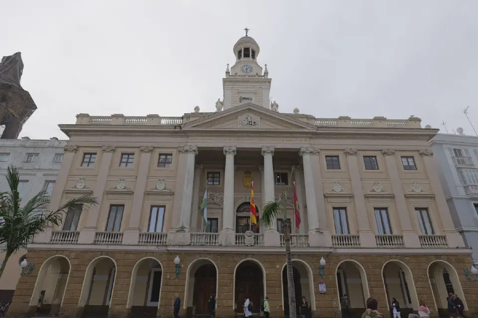 Das Rathaus von Cádiz an der Plaza de San Juan de Dios - ein Wahrzeichen der Stadt und beliebter Treffpunkt.