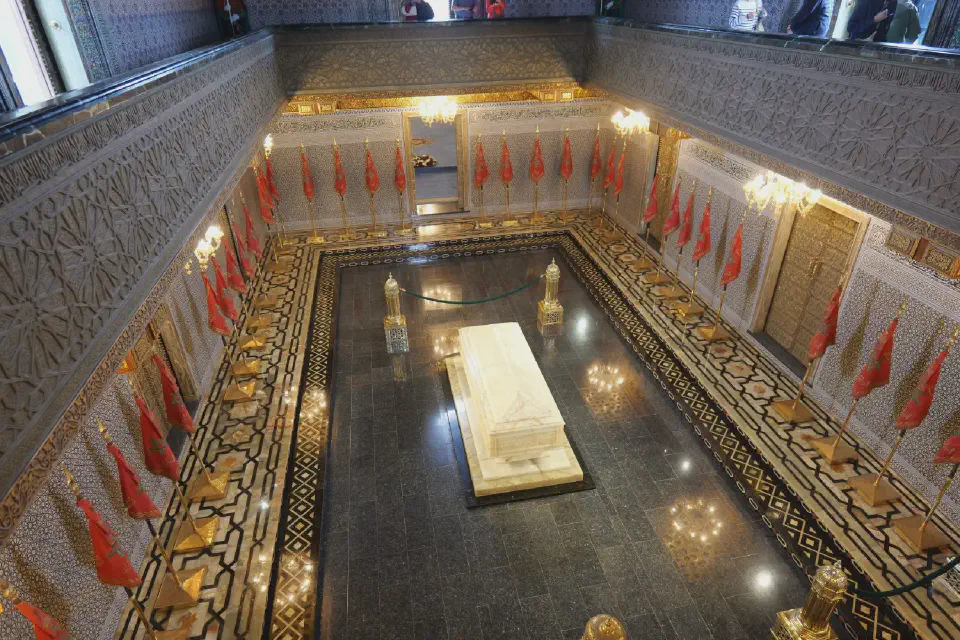 Das Mausoleum Mohammed V. in Rabat - prunkvolle Marmorarchitektur, kunstvolle Ornamente und der Sarkophag des verehrten Königs.