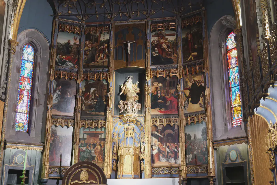 Der reich verzierte Altar der Kathedrale Sé do Funchal - ein Meisterwerk gotischer Kunst mit Gemälden und Schnitzereien.