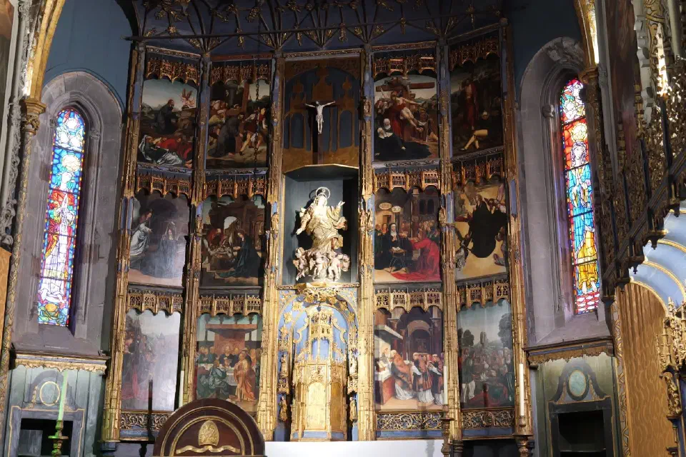 Der reich verzierte Altar der Kathedrale Sé do Funchal - ein Meisterwerk gotischer Kunst mit Gemälden und Schnitzereien.