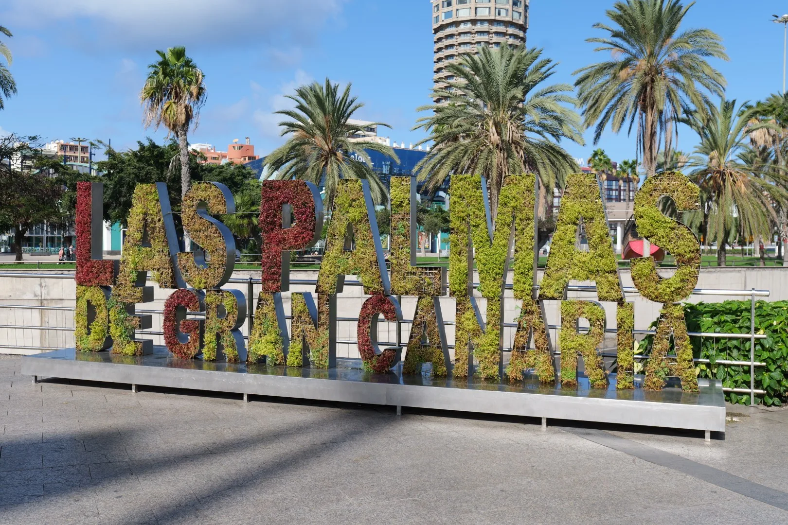 Begrüßung in der Stadt: das bunte Pflanzenschild von Las Palmas de Gran Canaria.