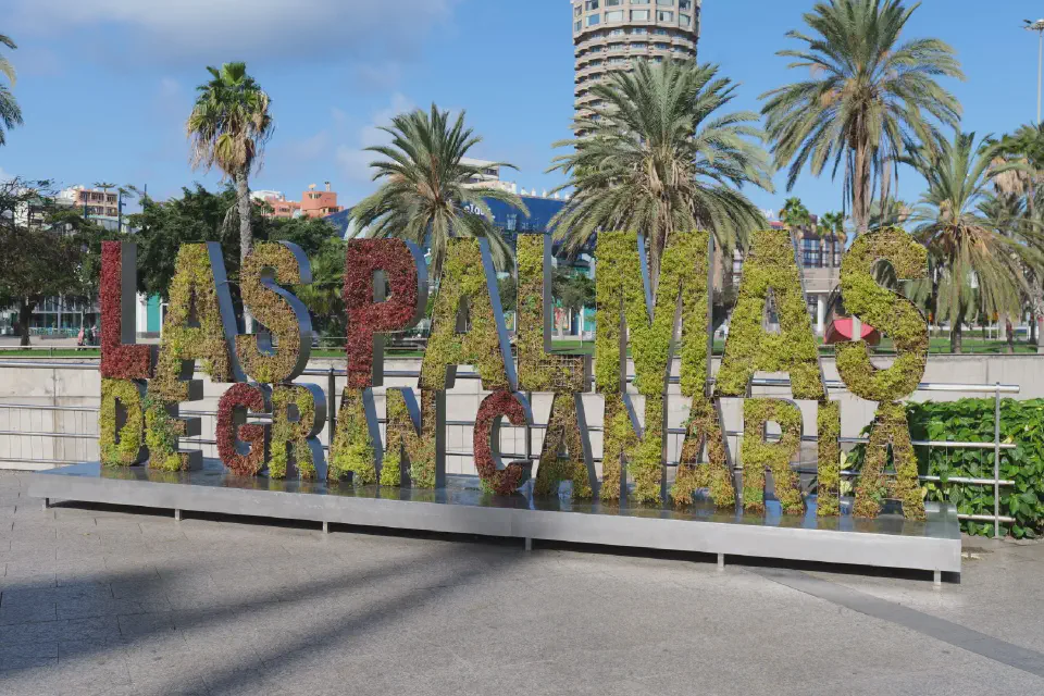 Begrüßung in der Stadt: das bunte Pflanzenschild von Las Palmas de Gran Canaria.