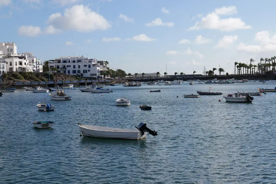 Charco de San Ginés - die malerische Lagune im Herzen von Arrecife, eingerahmt von Fischerbooten, weißen Häusern und Palmen.