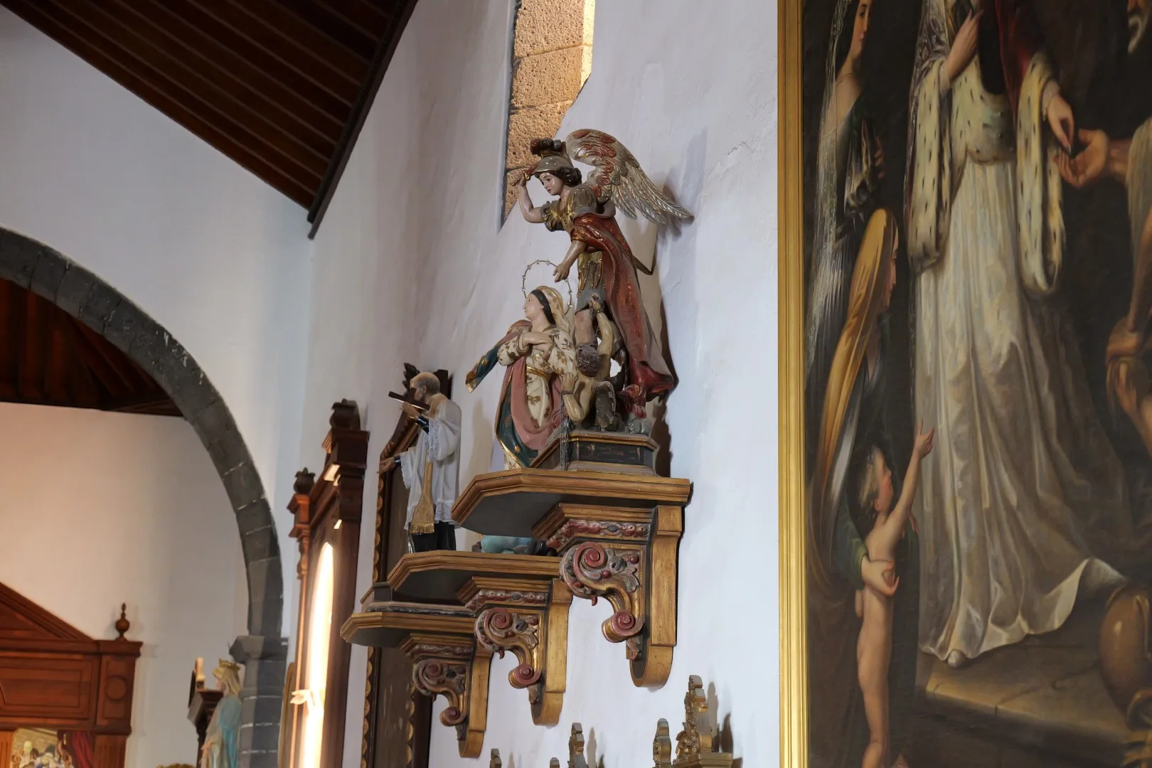Detailreiche Heiligenfiguren in der Kirche San Ginés in Arrecife.