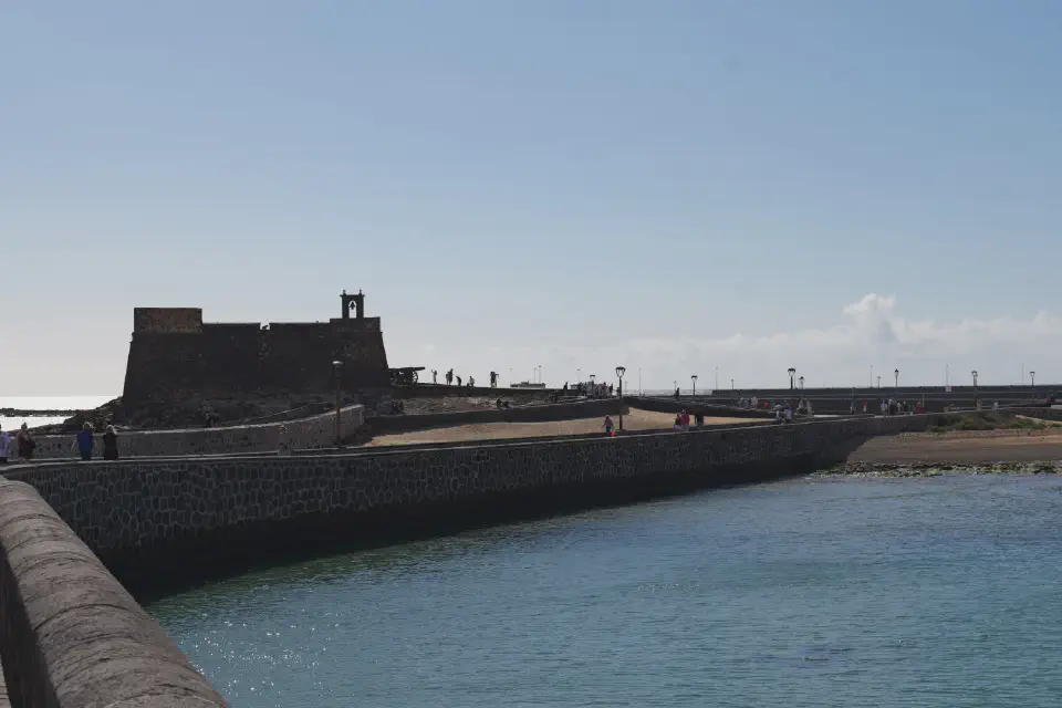 Das Castillo de San Gabriel, über die Steinbrücke mit der Stadt verbunden.
