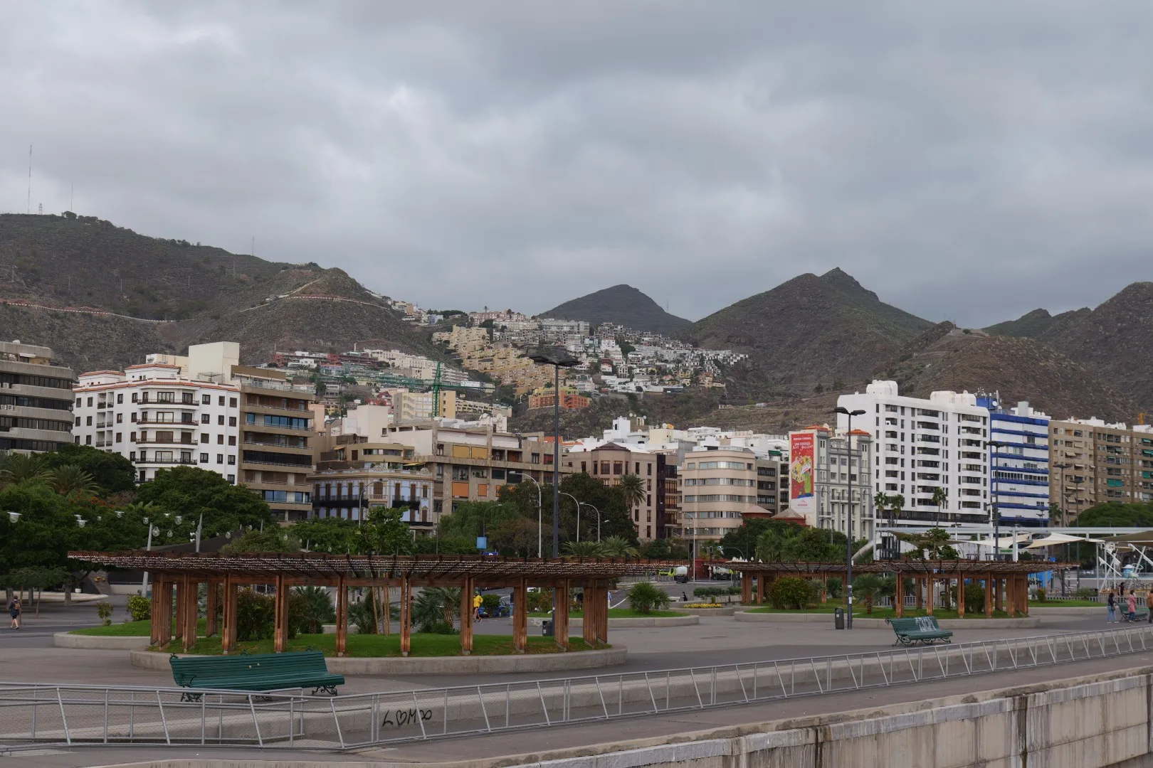 Blick auf Santa Cruz de Tenerife mit den umliegenden Bergen - eine Mischung aus urbanem Leben und eindrucksvoller Naturkulisse.
