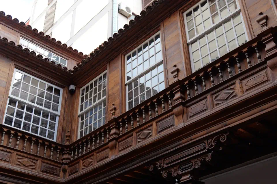 Traditionelle kanarische Holzarchitektur in Santa Cruz de Tenerife - kunstvoll verzierte Balkone und Fensterrahmen im historischen Stil.