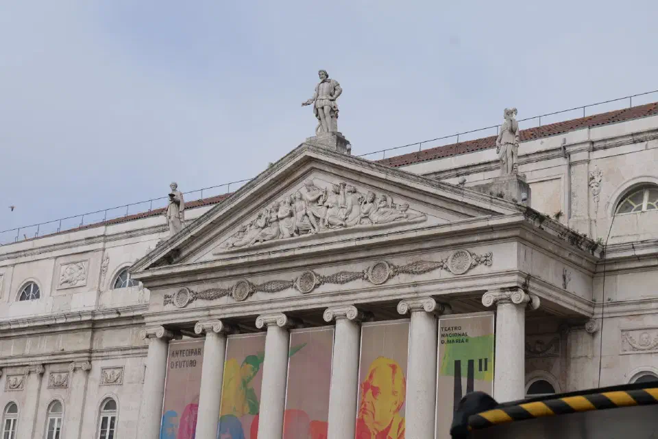 Das Teatro Nacional D. Maria II am Rossio-Platz in Lissabon - ein neoklassizistisches Bauwerk aus dem 19. Jahrhundert.