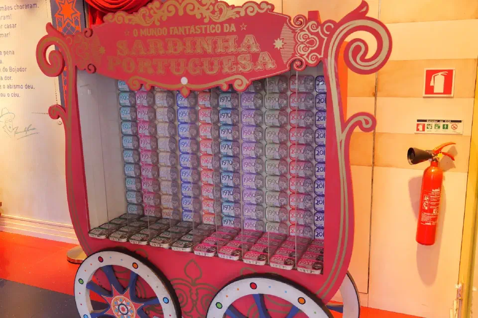Das 'Wunderland der portugiesischen Sardine' - bunt gestaltete Dosen in allen Jahrgängen, ein kurioses und typisches Souvenir aus Lissabon.