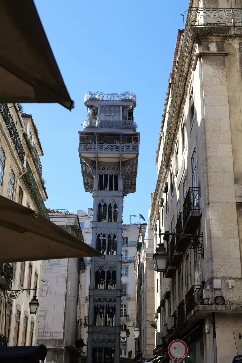 Der Elevador de Santa Justa - der wohl berühmteste Aufzug Lissabons verbindet seit 1902 die Unterstadt Baixa mit dem höher gelegenen Chiado.
