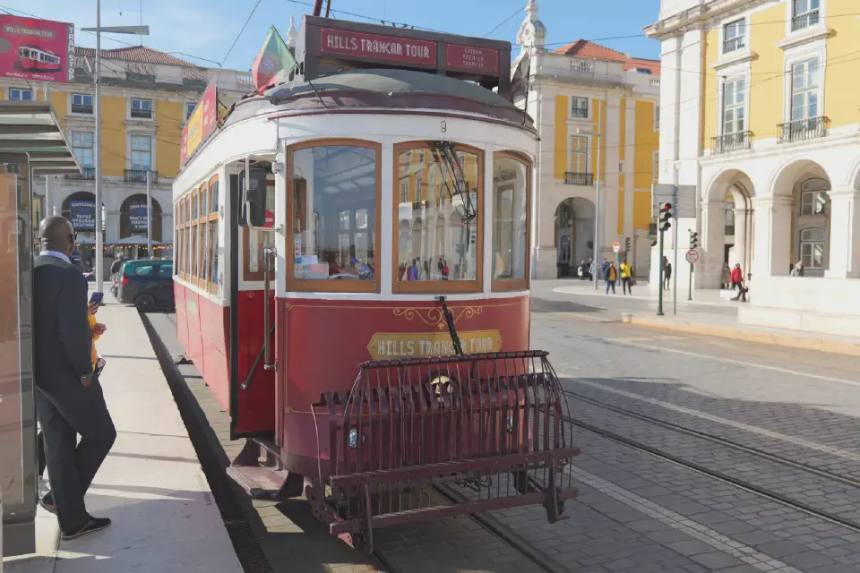 Eine nostalgische Straßenbahn in Lissabon: Mit den traditionellen 'Eléctricos' lässt sich die Stadt auf charmante Weise erkunden.