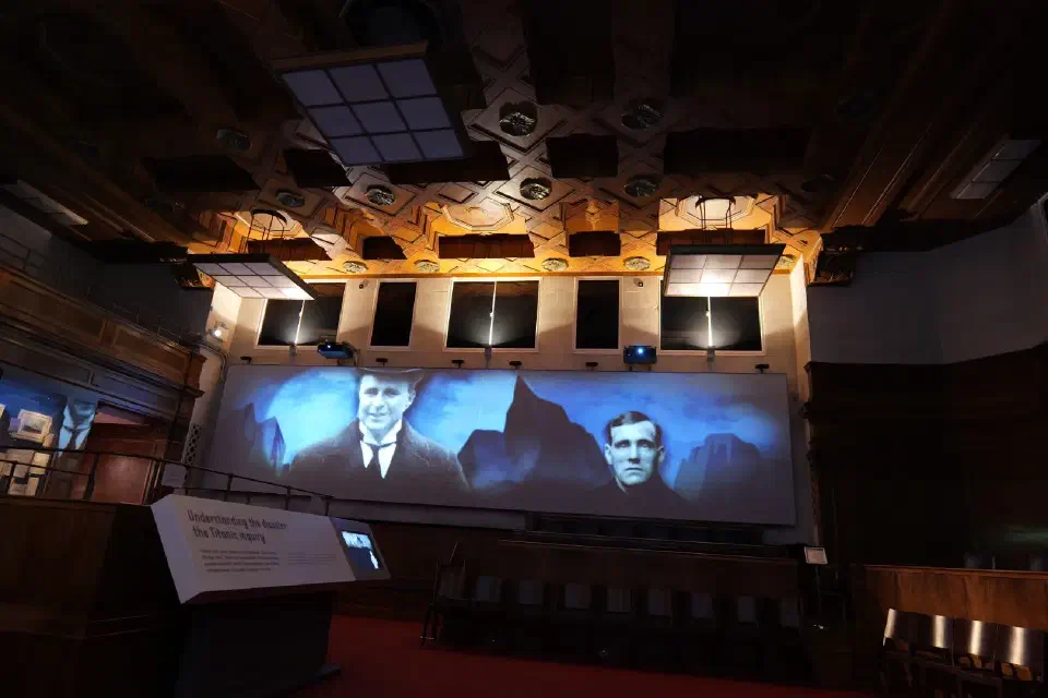 Multimediale Inszenierung im SeaCity Museum - die Ausstellung zur Titanic-Katastrophe zeigt eindrucksvoll die Gerichtsverhandlungen.