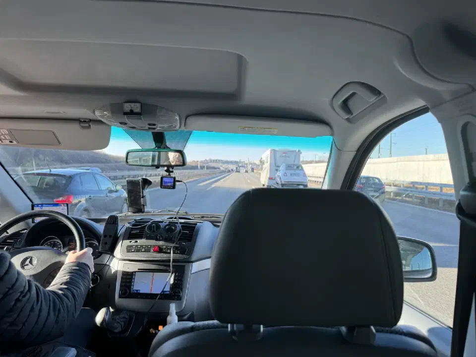 Rückfahrt nach Hause - mit dem Taxi von Stuttgart nach Pforzheim, während draußen die vertraute Landschaft vorbeizog.