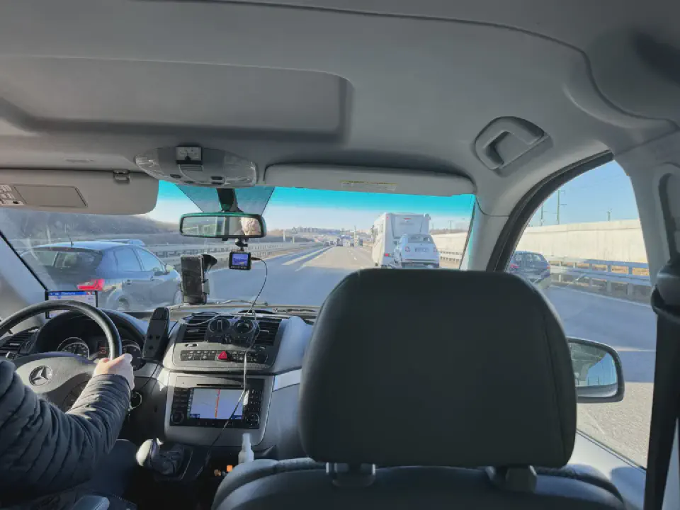 Rückfahrt nach Hause - mit dem Taxi von Stuttgart nach Pforzheim, während draußen die vertraute Landschaft vorbeizog.