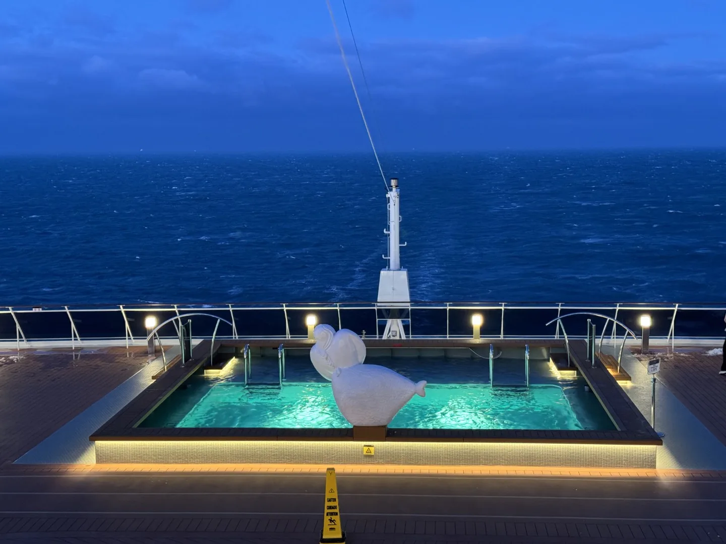 Blick auf den Pool am Heck der MSC Euribia während der Überfahrt.