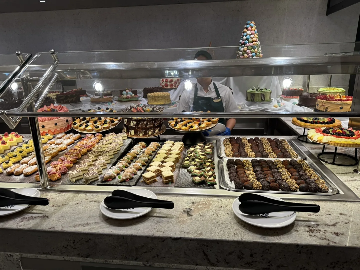 Süße Verführung an Bord: Das üppige Dessertbuffet der MSC Euribia mit Torten, Gebäck und Pralinen.
