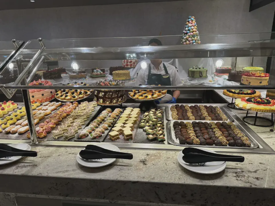 Süße Verführung an Bord: Das üppige Dessertbuffet der MSC Euribia mit Torten, Gebäck und Pralinen.