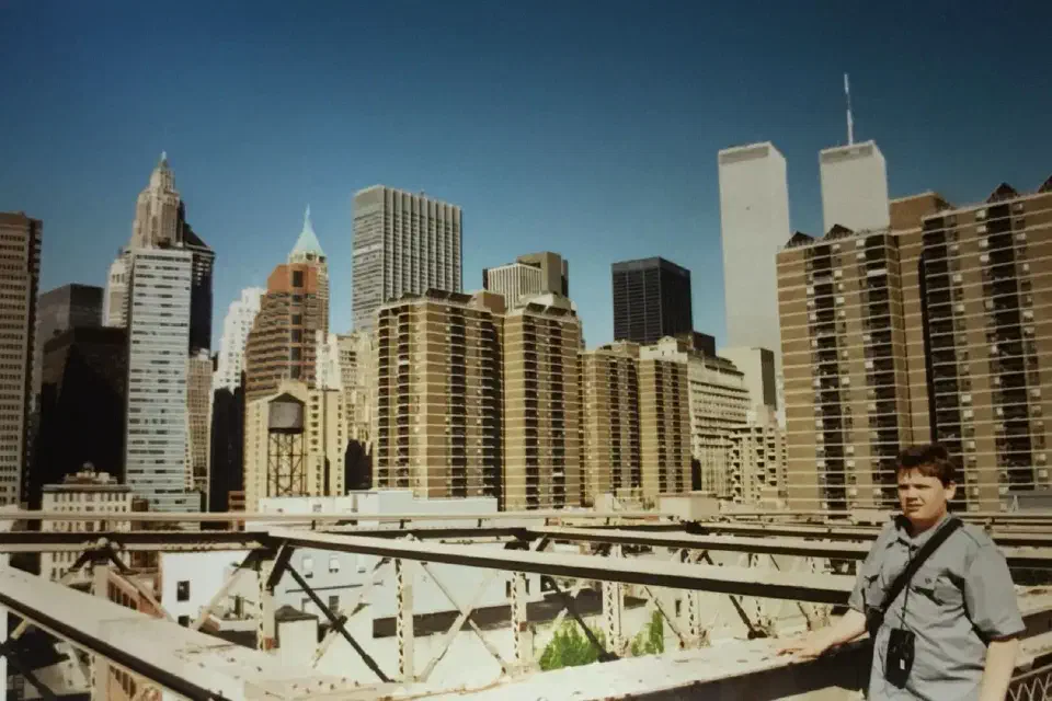 Ein Blick von der Brooklyn Bridge mit dem World Trade Center im Hintergrund.