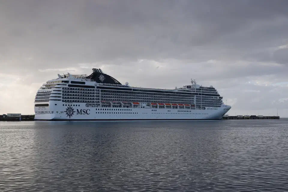Ein Blick auf die MSC Poesia im Hafen von Bridgetown, Barbados.