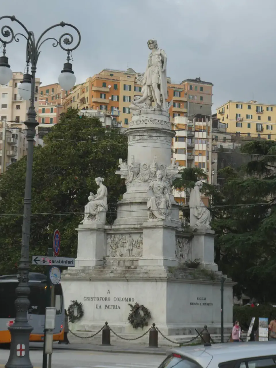 Ein Blick auf die bekannte Kolumbus-Statue in Genua.