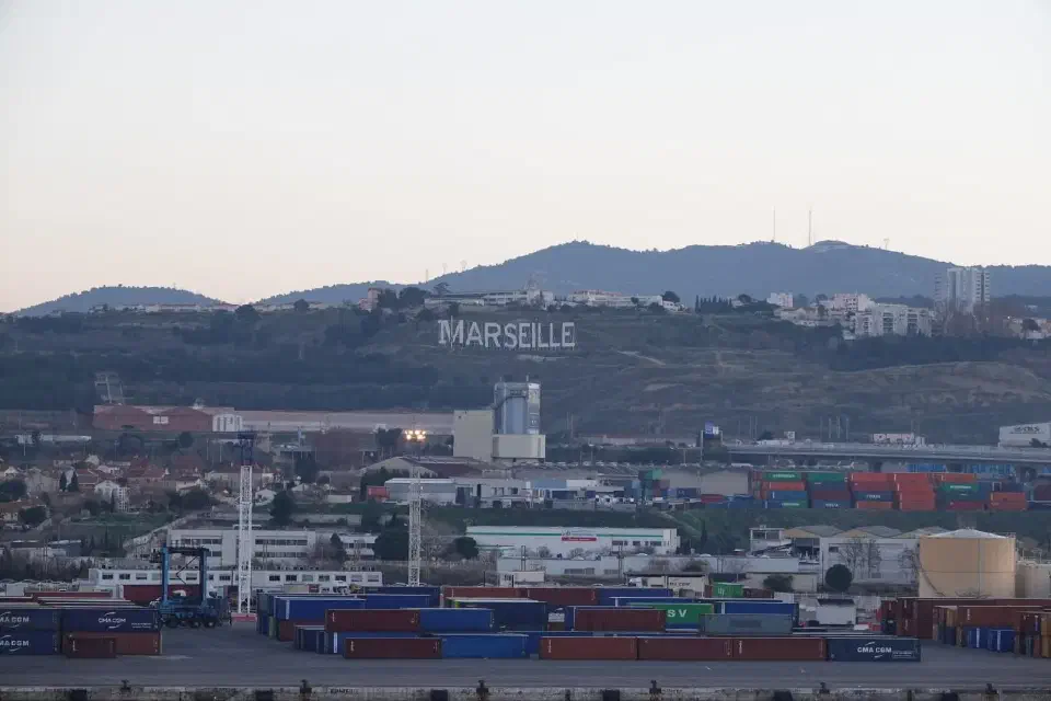 Blick vom Schiff auf den Marseille-Schriftzug.