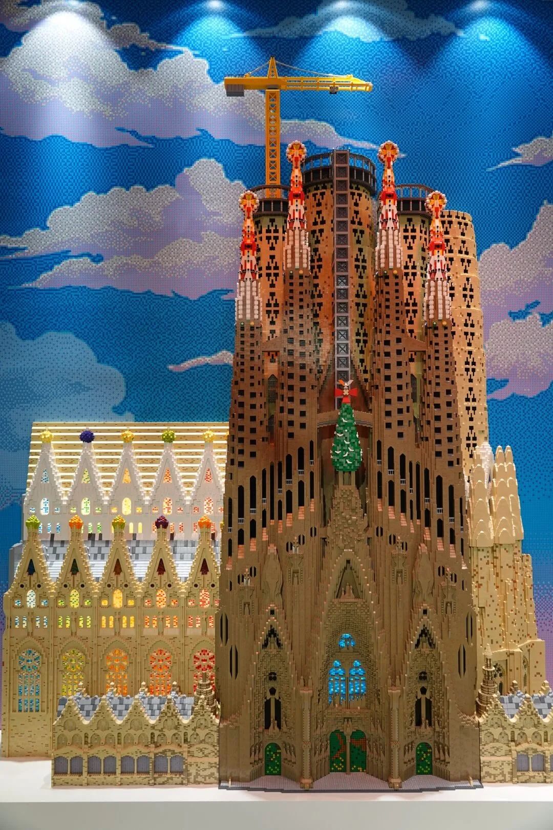 Blick auf die Sagrada Família aus Lego-Steinen.