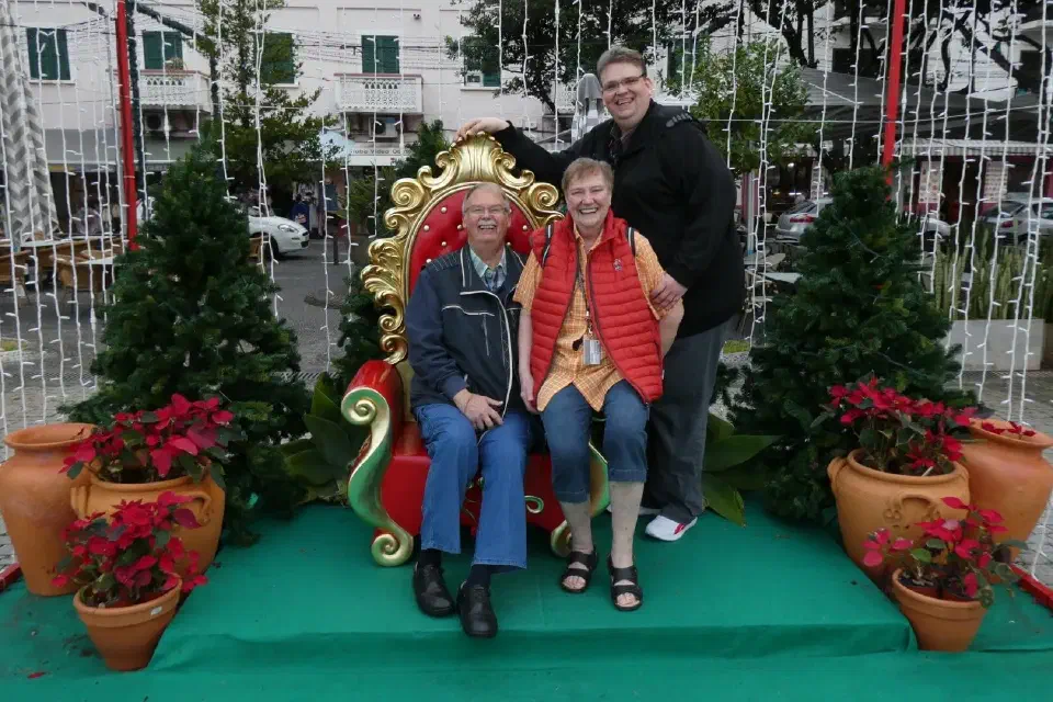 Ein Foto mit meinen Eltern im Weihnachtsdorf.