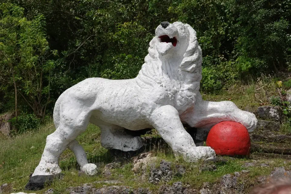 Die berühmte Löwen-Statue beim Militärposten Gun Hill.