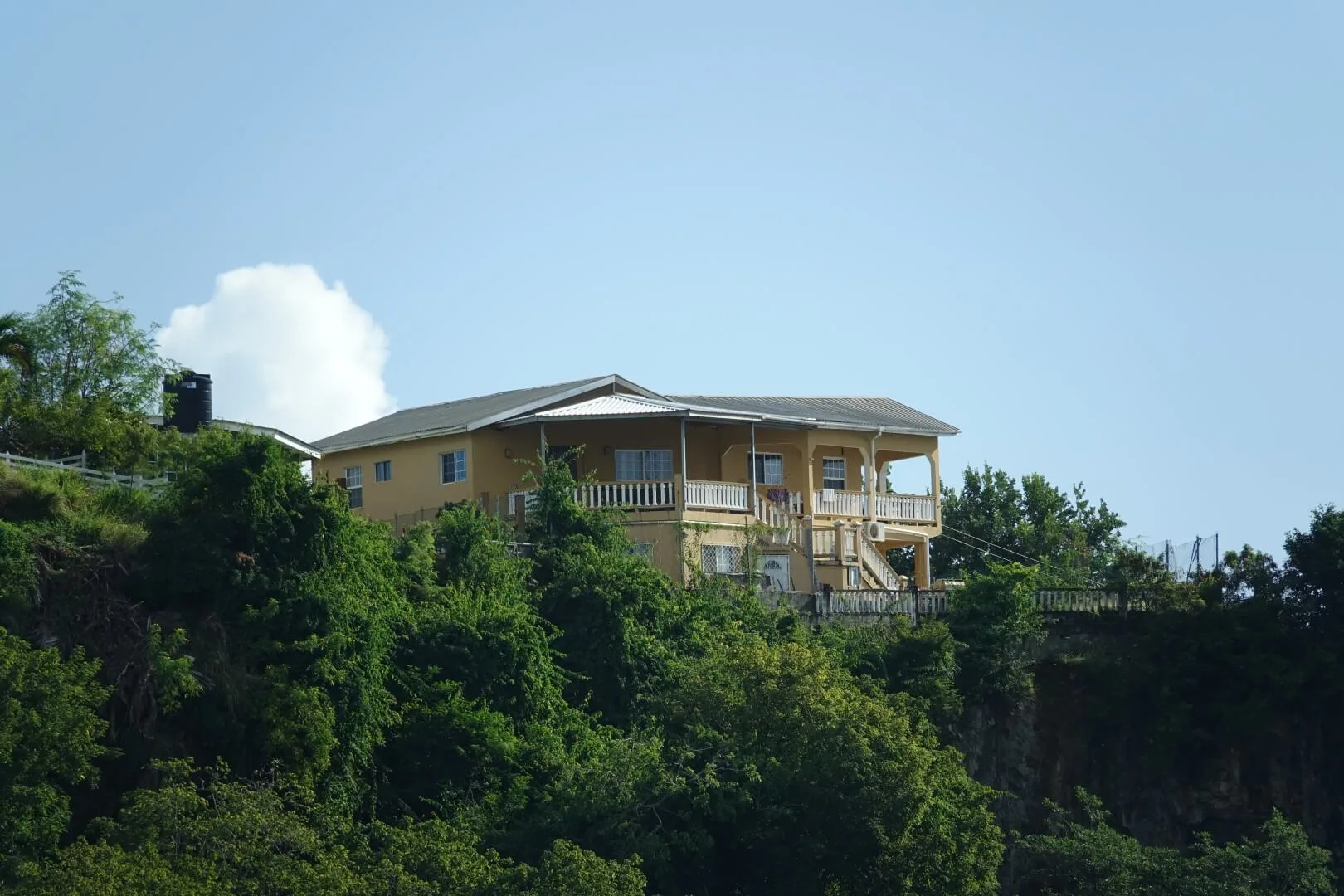 Blick auf eine herrschaftliche Villa in Kingstown.