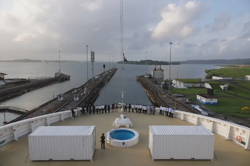 Die MSC Poesia durchfährt die Schleuse des Panamakanals.