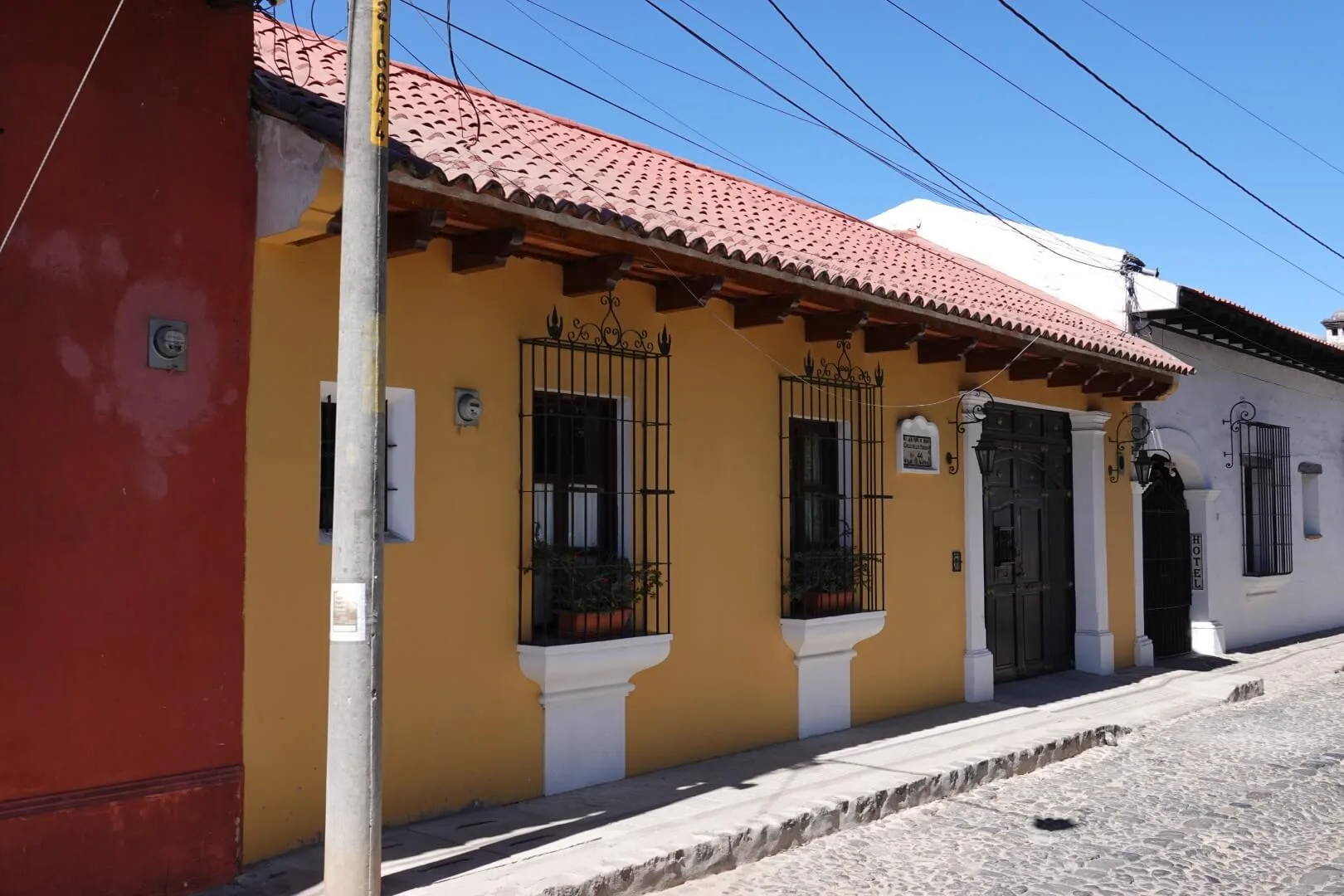 Die Straßen bestehen aus Kopfsteilpflaster und die Häuser sind bunt gestrichen.