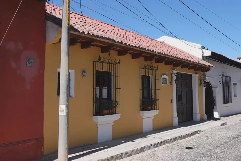 Die Straßen bestehen aus Kopfsteilpflaster und die Häuser sind bunt gestrichen.