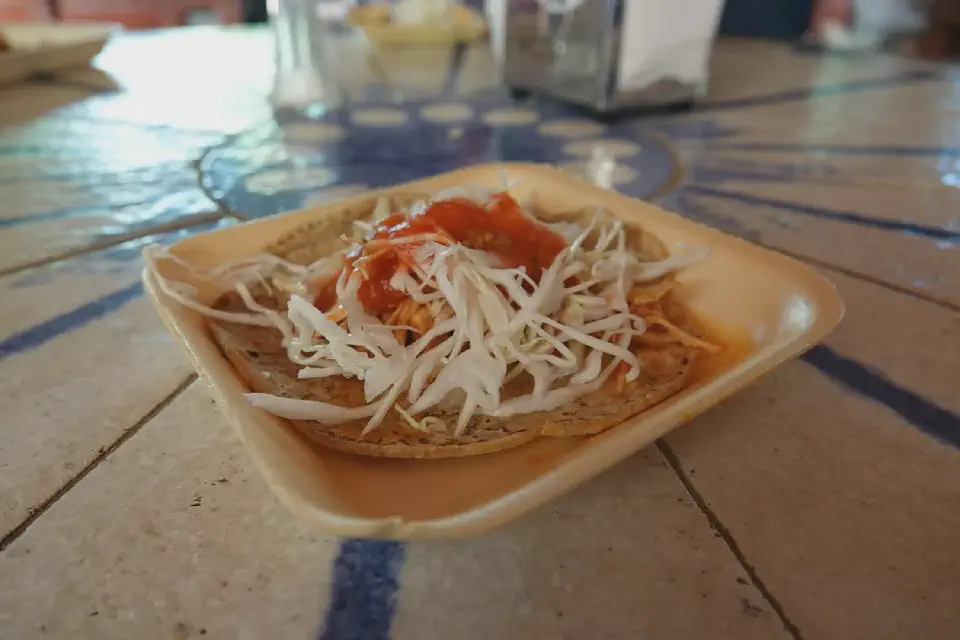 Ein leckerer Taco mit Kraut und Salsa.