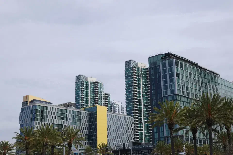 Ein Blick auf die Hochhäuser direkt am Pier in San Diego.